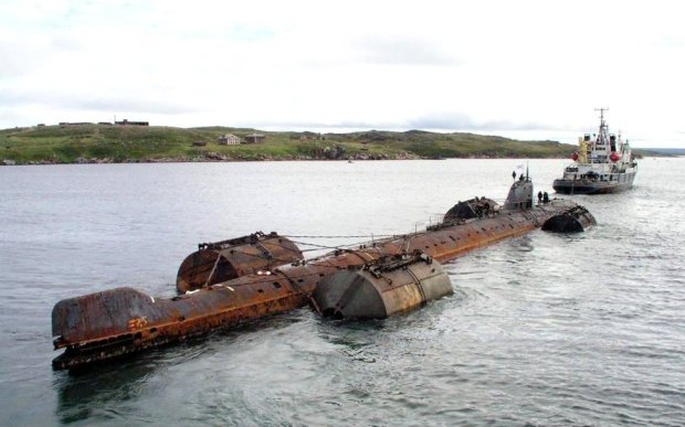 Le sous-marin russe K-159 lors de son remorquage