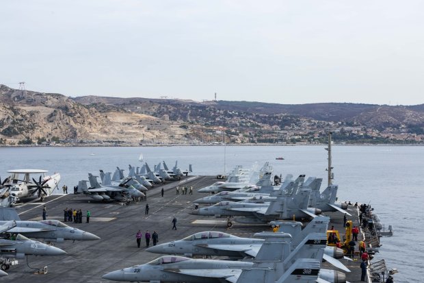 Le porte-avions américain USS Gerald R. Ford en rade de Marseille